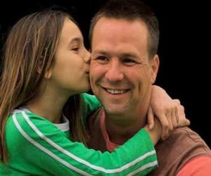 Puzzle Κορίτσι συγχαίροντας τον πατέρα του με μια αγκαλιά και ένα μεγάλο φιλί